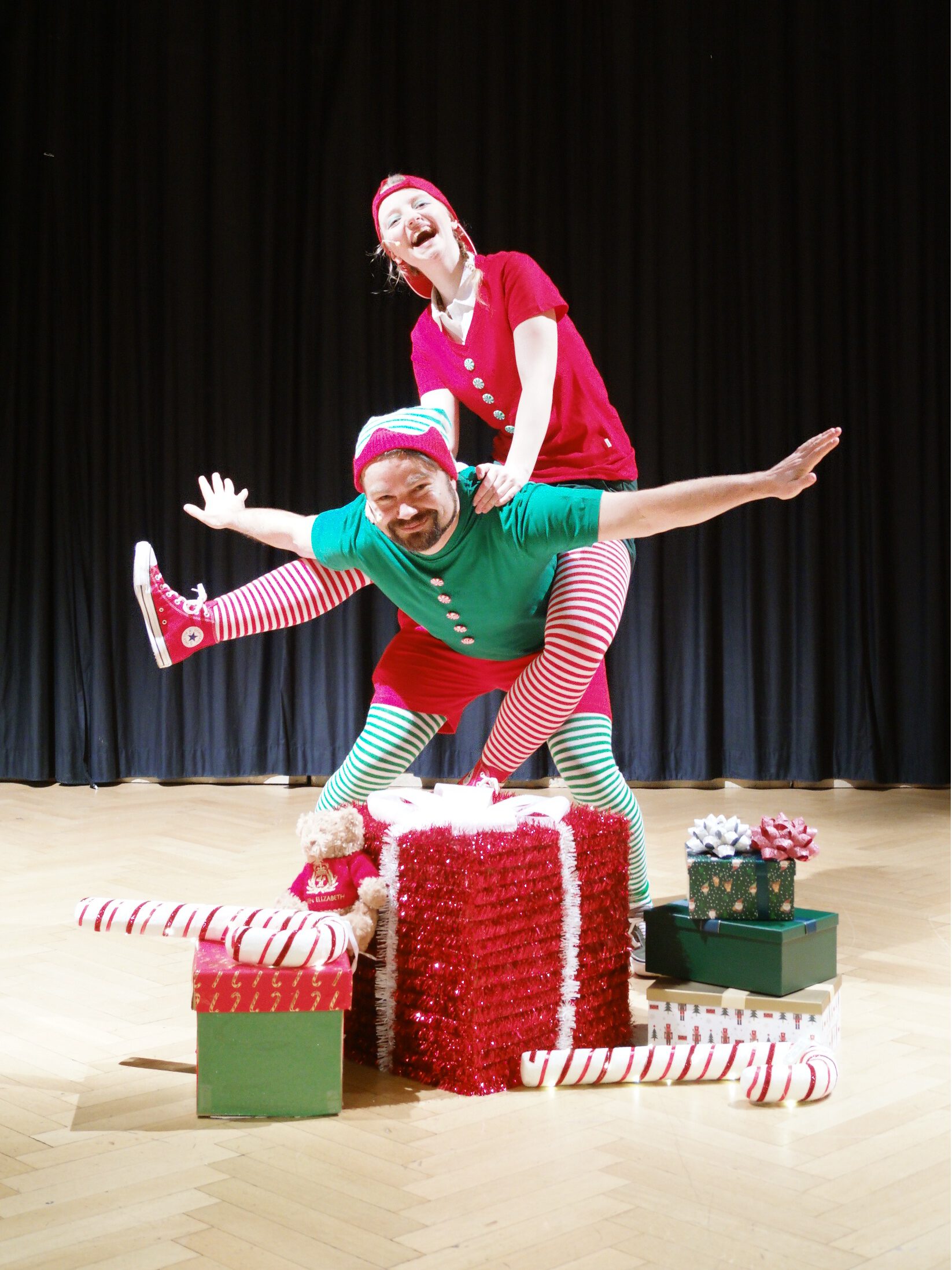 Zwei Elfen machen Blödsinn